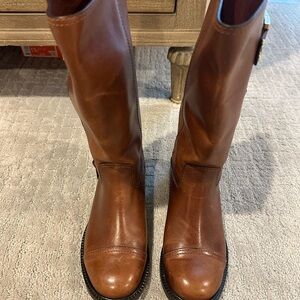 Tory Burch boots size 5, could fit 4.5, is a little tight on a 5